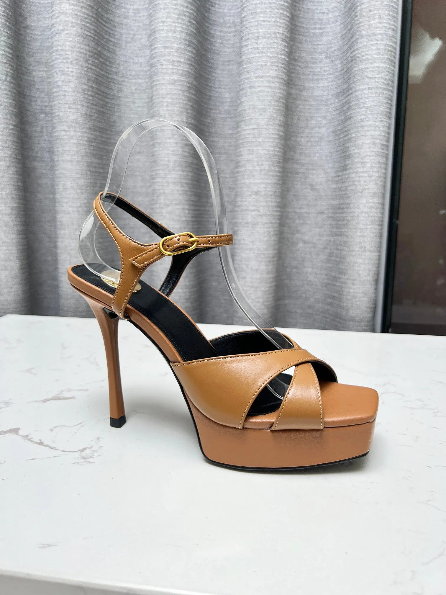 👟👟Ex-factory price 640👟👟 Saint Laurent YSL Saint Laurent sandals Upper: sheepskin surface Size 35-42 (42 is custom-made and non-returnable) Heel height 8.5cm Water platform height 2.5cm Leather outsole 2642-12